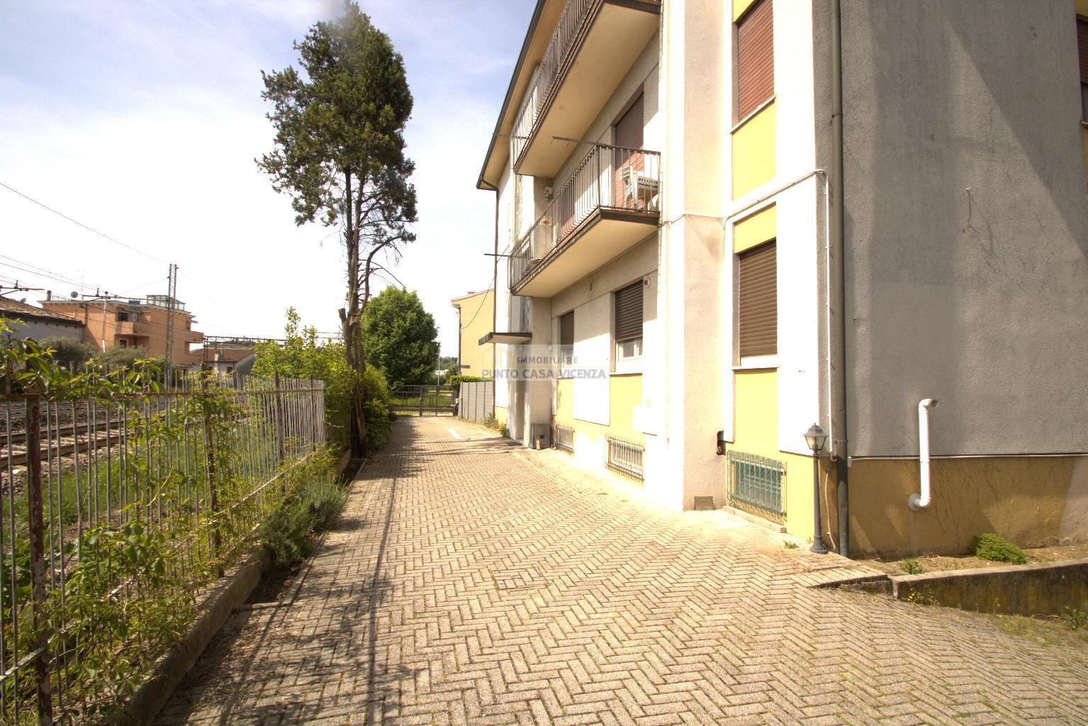PC87 - APPARTAMENTO IN TRIFAMILIARE VENDITA VICENZA ZONA BORGO CASALE - TRATTATIVA RISERVATA 24